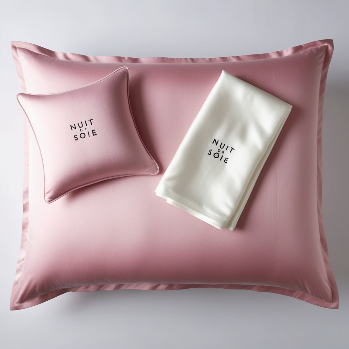 Taie d'oreiller en soie rose pâle avec finition satinée, parfaite pour un sommeil réparateur et élégant.